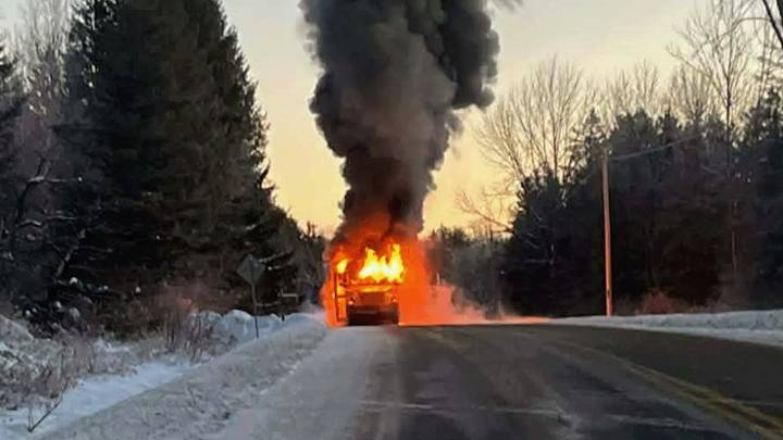 Imágenes del incendio de un bus escolar en Nueva York con 15 estudiantes a bordo