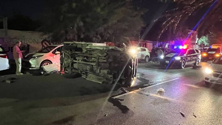 Conductor pierde el control y vuelca tras chocar cuatro autos en Torreón