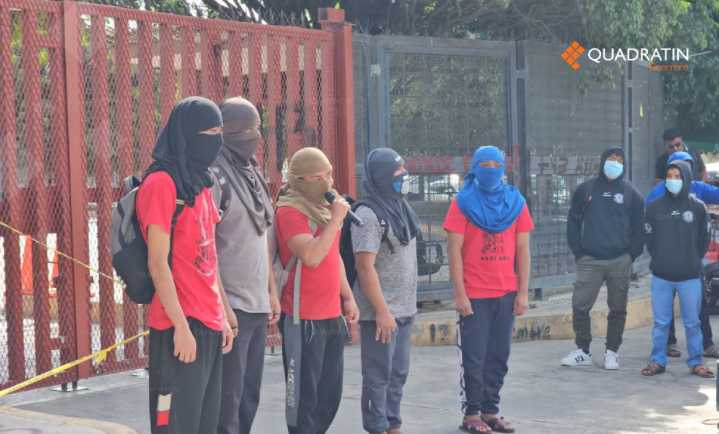 Protestan en el Congreso de Guerrero por normalistas asesinados en 2011