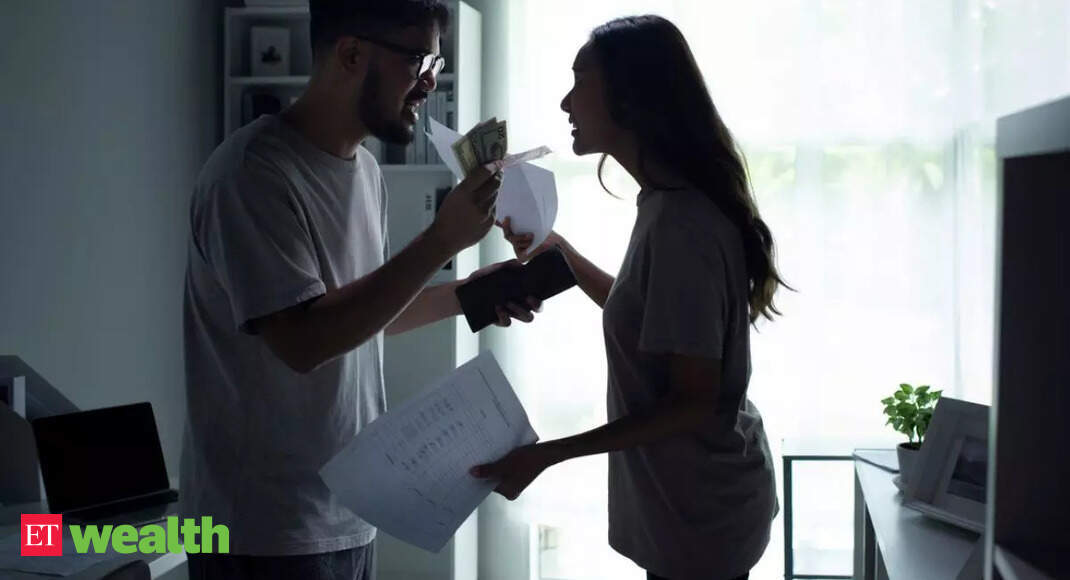 How to resolve money fights at home