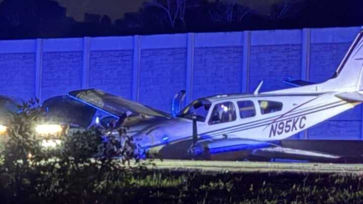 Impactante: una avioneta aterriza de emergencia en una autopista de Florida y colisiona con un carro