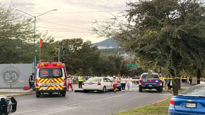 Hombre de la tercera edad muere por presunto infarto mientras manejaba en Monterrey