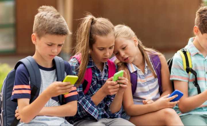 Australia prohíbe las redes sociales a menores de 16 años