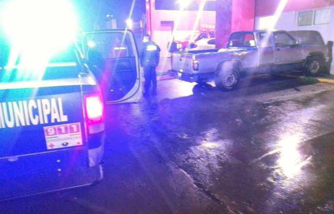 Choca ebrio contra estación de bomberos