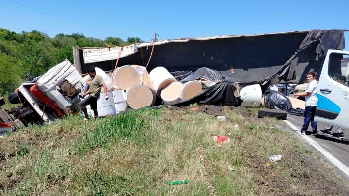 Ruta 12: un camión volcó su carga cerca de Cerrito
