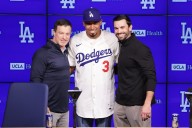 Cue the trumpets! Edwin Díaz lands in LA to start his new chapter with the champion Dodgers