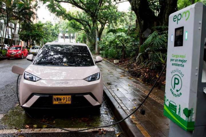 Movilidad eléctrica gana terreno: el 71% de los conductores de vehículos eléctricos volvería a elegirlos, según estudio