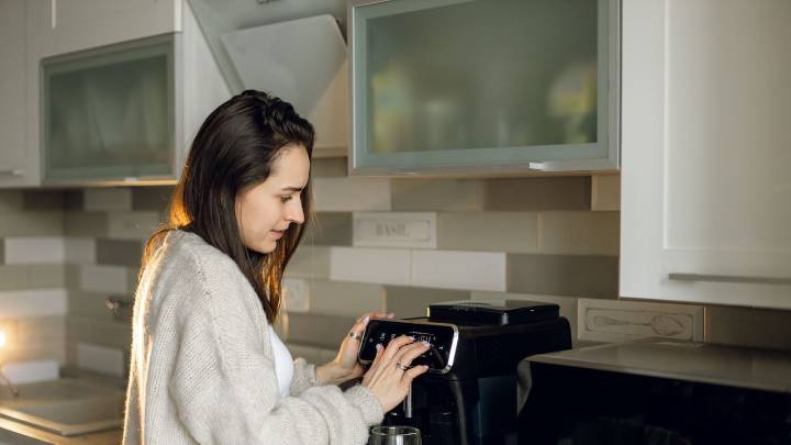 El botón 'oculto' de la máquina de expresos que transforma el café en segundos