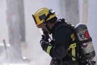 Incendio afecta edifico cercano a Plaza de Armas: Suspenden tránsito en Santiago
