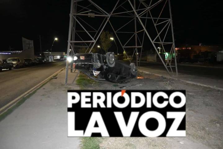 Vuelca ebrio en avenida Las Torres y sale huyendo