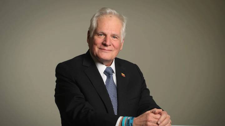 Miguel Uribe Londoño confirma salida de la carrera presencial de Colombia