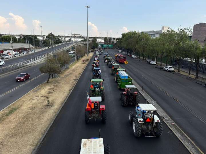 Campesinos retiran cerco de tractores en San Lázaro sin lograr acuerdos sobre Ley de Aguas