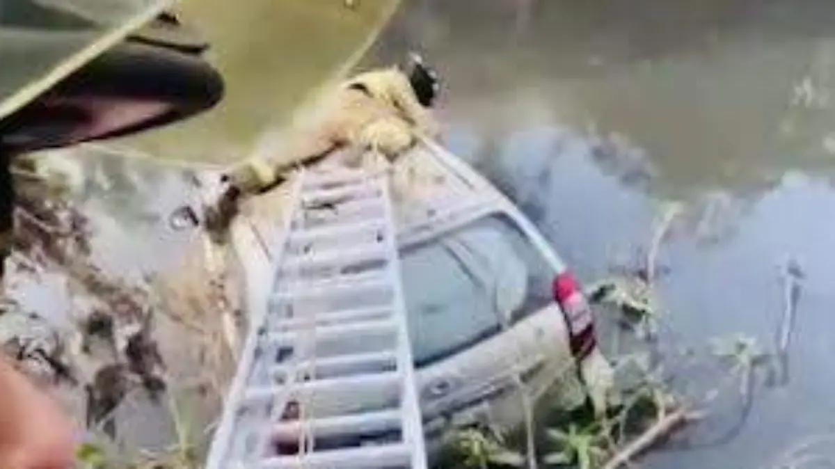 Cuautitlán: Cae auto a canal de aguas negras del Emisor Poniente