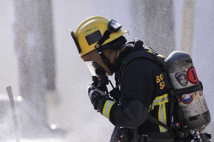 Incendio afecta edifico cercano a Plaza de Armas: Suspenden tránsito en Santiago