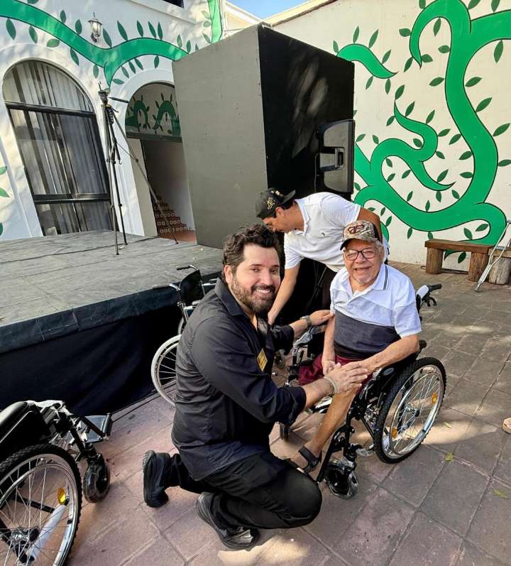 Angelino lleva movilidad a personas con necesidades especiales en México