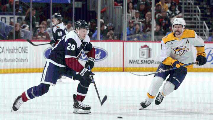 MacKinnon stays hot, Avalanche defeat Predators