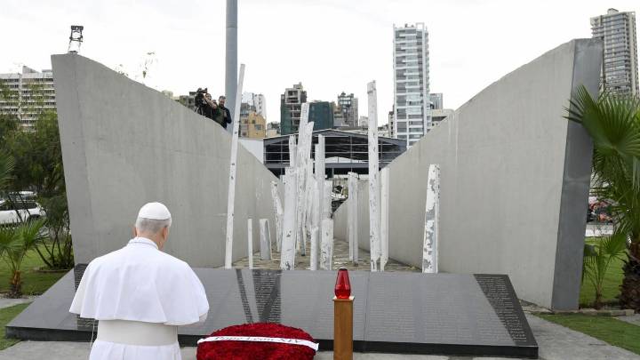 El Papa reza en silencio en el Puerto de Beirut por las víctimas de la explosión de 2020