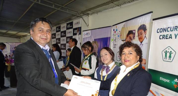 Premian a estudiantes y docentes ganadores de concursos escolares en Huánuco