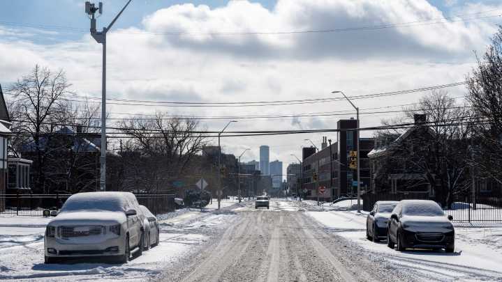 NWS says to expect snow to north, freezing drizzle in south. See Doppler radar