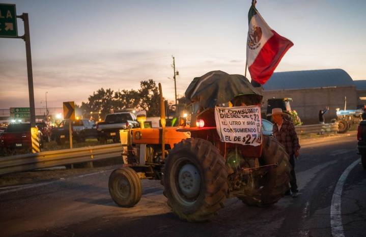 Llega la caravana de tractores a CDMX para protestar por la Ley de Aguas en la Cámara de Diputados