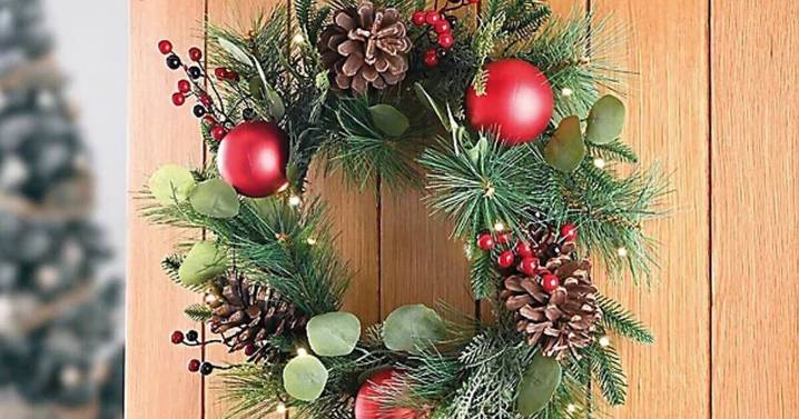 Shoppers praise 'beautiful' £25 pre-lit artificial wreath