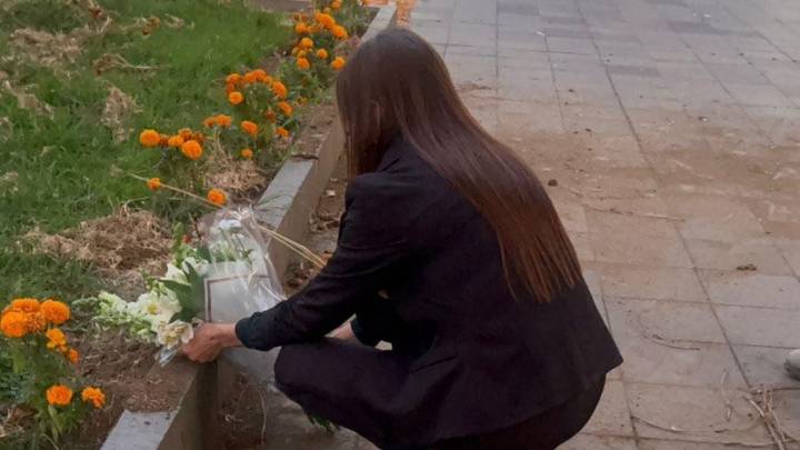 Grecia Quiroz acude al lugar donde hace un mes fue asesinado Carlos Manzo: "No te fallaré"