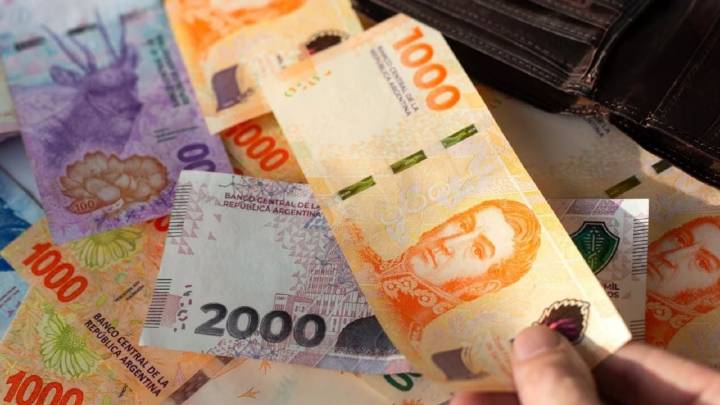 El peso argentino queda al tope del ranking de monedas que más se devaluaron en 2025: las razones