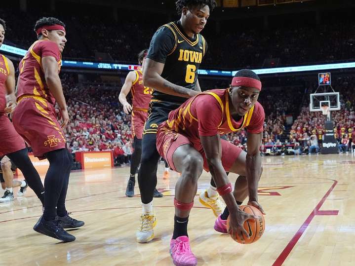 Deadspin | No. 4 Iowa State takes down rival Iowa in narrow comeback