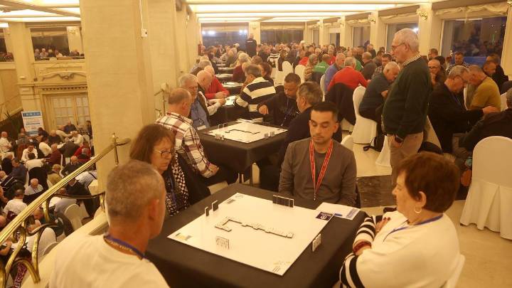 El dominó conquista A Coruña y deja paso al futuro: "Es bueno para la mente, la gente joven debería probarlo y no estar tanto con los móviles"