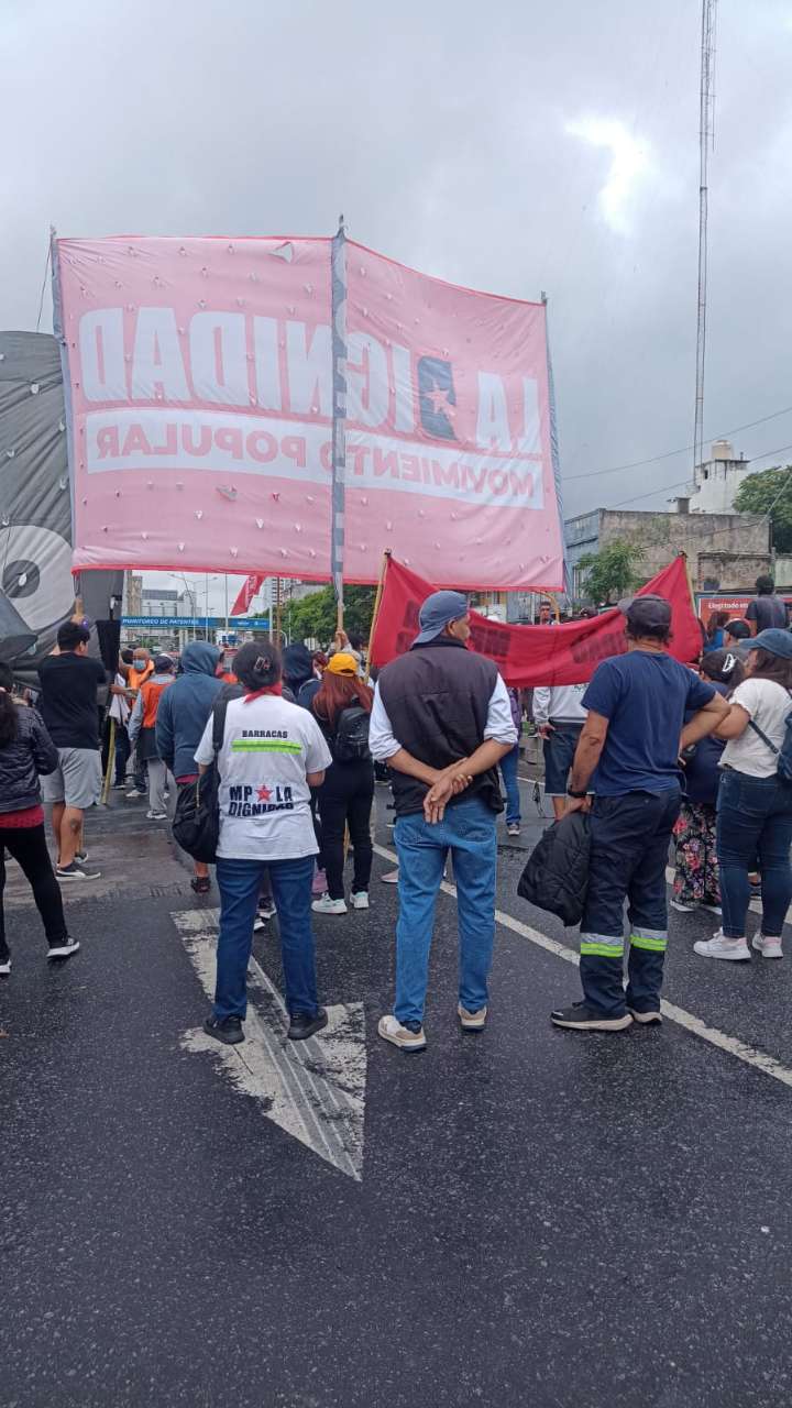 Corte en el ingresó al Puente Pueyrredon: Organizaciones sociales cortan la subida