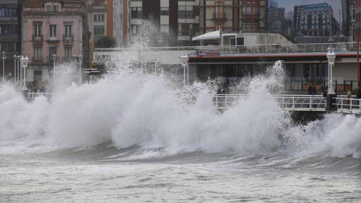 VÍDEO: La Aemet eleva la alerta por temporal en la costa: se esperan olas de hasta seis metros