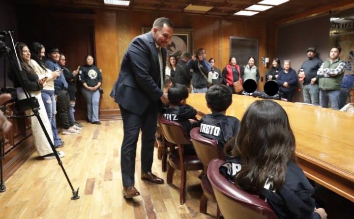 Vistan al alcalde jugadores de las selecciones de Futbol Americano Infantil