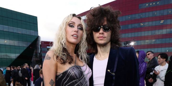 Miley Cyrus se comprometió con Maxx Morando tras cuatro años de relación