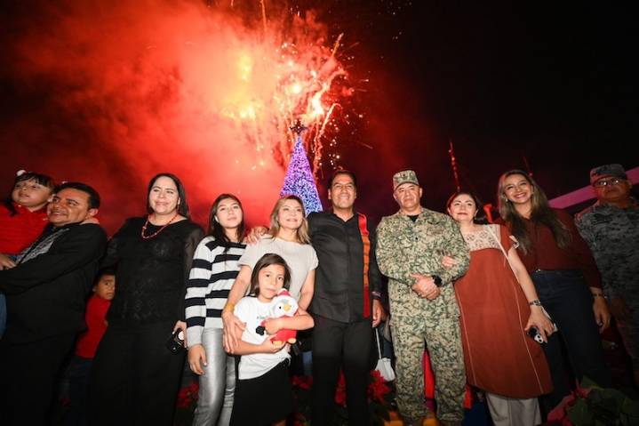 Ramírez asiste a encendido del Árbol de Navidad