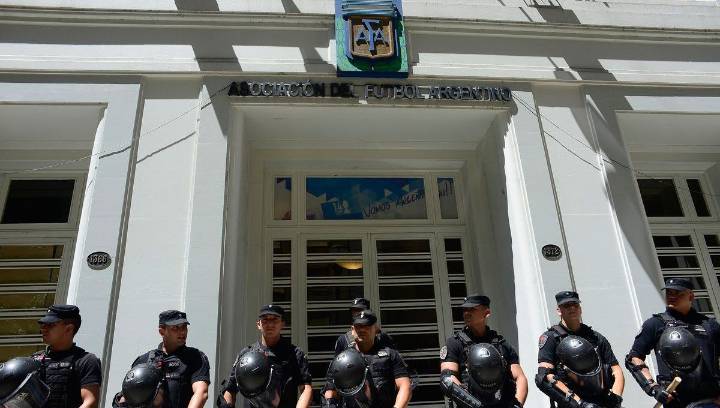 Realizan allanamientos en la sede de la AFA y en varios clubes de fútbol por la…