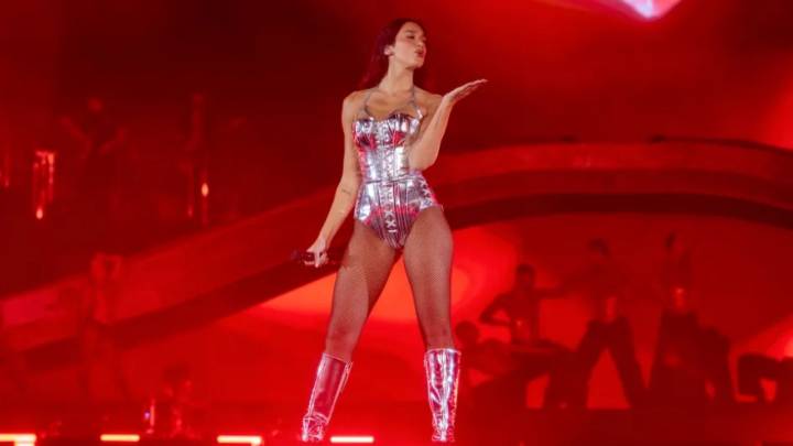 Dua Lipa se despide de CDMX cantando 'Amor Prohibido' en su último concierto