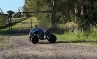 Subió un video de su hijo de 5 años manejando un cuatriciclo por la ruta y le sacaron la licencia