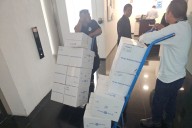 Compra masiva de libros de AMLO  en Senado;  llegan cajas y cajas a oficinas de morenistas