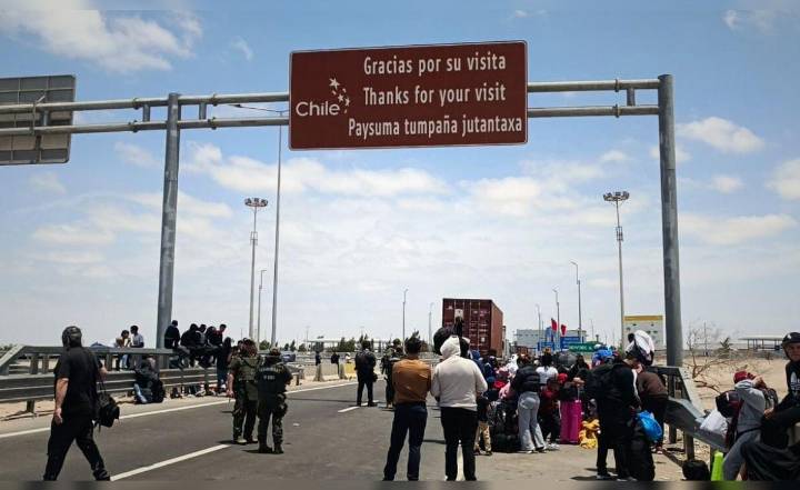 “Nos dejaron encerrados”: el drama de los migrantes varados en la frontera de Chile con Perú