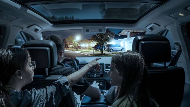 Jehovah’s Witness Family Takes Drive To Look At All The Houses With No Christmas Lights