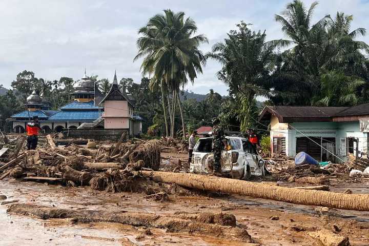 Indian envoy reaffirms support for cyclone-hit Sri Lanka  in meeting with corporate leaders