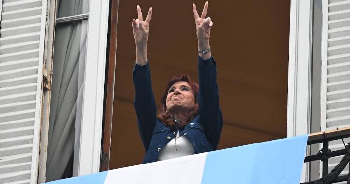CFK reapareció con un mensaje a su militancia y críticas al Gobierno: “Tiempos de burrés”