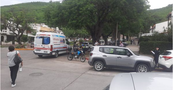 Fuerte choque entre un auto y una moto a metros del Monumento a Güemes