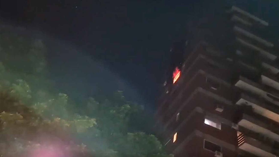 Feroz incendio en Villa Devoto: dos personas hospitalizadas por inhalación de humo