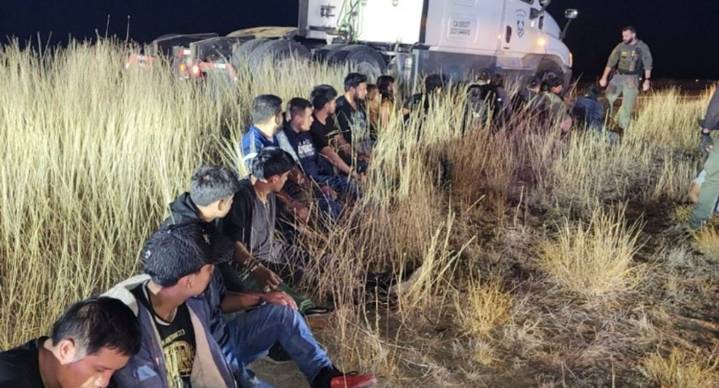 Hallan a 23 migrantes escondidos en la cabina de un camión en Texas; detienen al conductor