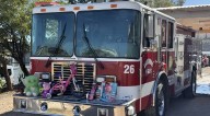 Con corazón altruista, bomberos buscan regalar son...