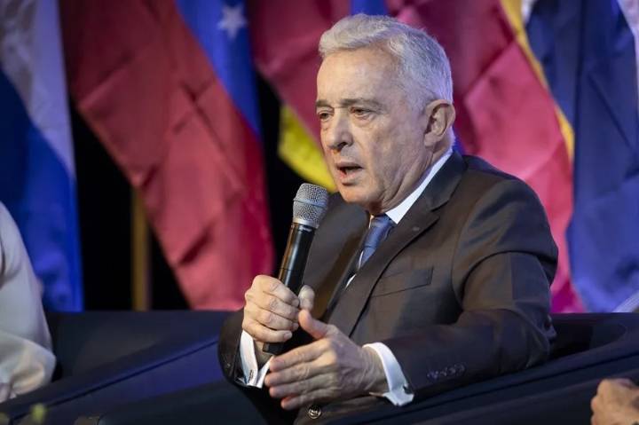 Álvaro Uribe Anuncia Su Regreso a la Contienda Electoral: Candidatura al Senado en 2026