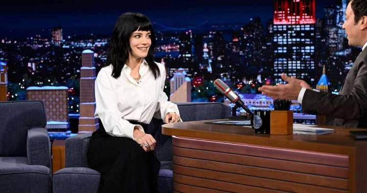 Lily Allen Rocks Minimalist White Button