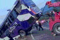 Concluyen maniobras de rescate tras accidente de autobús en Tlanchinol