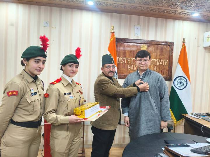 DC Baramulla leads Observence of Armed Forces Flag Day in District